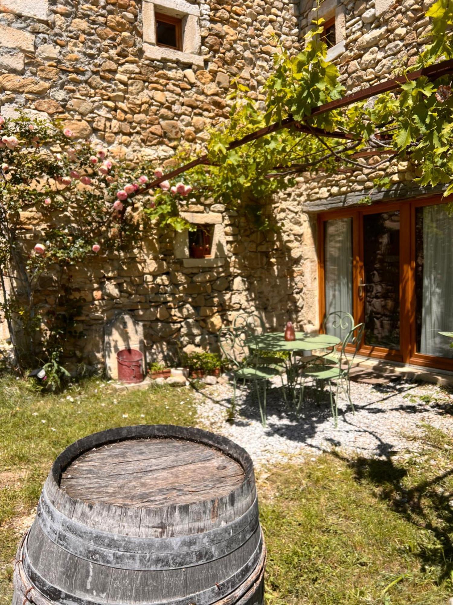 Gites Du Chateau D'Alencon Le Pegue Luaran gambar